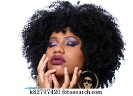 afro brasileira foto de beleza modelo maquiada grandes cabelos cacheados afro brasileira foto de beleza modelo maquiada grandes cabelos cacheados