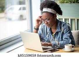 afrikanische frau, blogger, tippen, a, neu, post, während, mittagszeit, an, a, cafe.