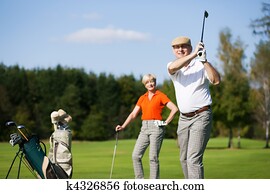 coppia matura, gioco golf