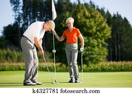coppia matura, gioco golf