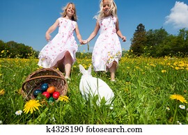 crianças, ligado, páscoa ovo caça, com, coelhinho