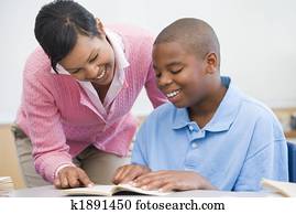 grundschule lehrer, helfende, schüler