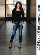 Jonge vrouw, vervelend, leren broek, en, lang, mouwen Stock Jonge vrouw, vervelend, leren broek, en, lang, mouwen Stock