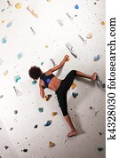 mulher, em, a, parede escalando