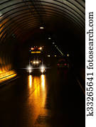 camión, en, un, largo, oscuridad, túnel del camino