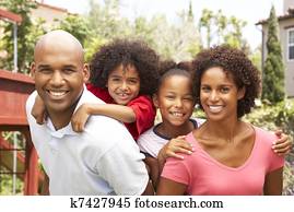 retrato, de, familia feliz, en, jardín
