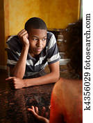 africano-americano, homem jovem, e, falar mulher, em, cozinha