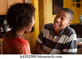 mulher africano-americana, e, adolescente, riso, em, cozinha