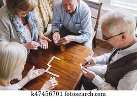 3º edad, amigos, jugando dominós