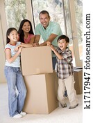 família, com, caixas, em, repouso novo, sorrindo