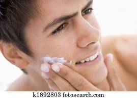 homem, pôr, creme raspando, sorrindo