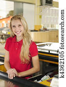 kvinde, arbejder, idet, en, kasserer, hos, den, supermarked