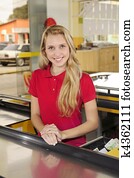 kvinde, arbejder, idet, en, kasserer, hos, den, supermarked