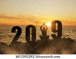 silueta, de, um, menina, prática, ioga, durante, a, celebração, ano novo, 2019.