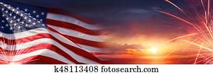 amerikanisch, feier, -, usa markierung, und, feuerwerk, an, sonnenuntergang amerikanisch, feier, -, usa markierung, und, feuerwerk, an, sonnenuntergang
