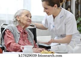 mujer mayor, con, casa caregiver