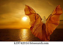 frau, mit, schmetterling, flügeln, fliegen, auf, fantasie, meer, sunset,, entspannung, meditation, begriff frau, mit, schmetterling, flügeln, fliegen, auf, fantasie, meer, sunset,, entspannung, meditation, begriff