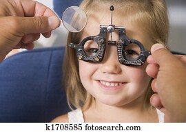 optometrist, em, quarto exam, com, menina jovem, cadeira, sorrindo