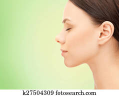 bonito, mulher jovem, rosto, sobre, experiência verde