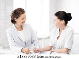 twee, businesswomen, hebben, discussie, in, bureau