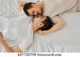 צעיר, זוג הומוסקסואלי, *משקר/שוכב במיטה, head-to-toe,, הציין השקפה