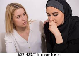 preocupado, árabe, mulher, com, amigo