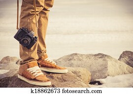 pés, homem, e, vindima, retro, câmera foto, ao ar livre, viagem, estilo vida, férias, conceito