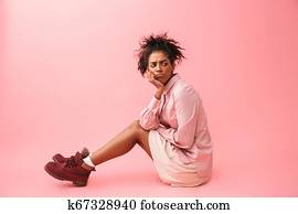 جميل أشقر ب دمية دب بالقرب ثوب قرنفلي اللون Photos 215 جميل أشقر ب دمية دب بالقرب ثوب قرنفلي اللون Images Fotosearch