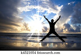 feliz, homem saltando, praia, com, bonito, amanhecer