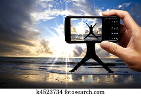 fotoaparát, mobile phone, a, výstižný, swingový, clovek, on  morske pobrezie, na, utešený, východ slnka