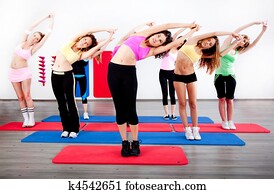 femme, étirage, dans, une, aérobic, classe exercice