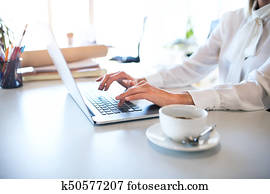 geschäftsfrau, mit, laptop, an, dass, buero, in, sie, büro.