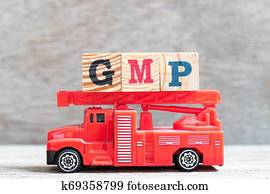 rood, vuren truck, houden, brief, blok, in, woord, gmp, (abbreviation, van, goed, productiewerk, practice), op, hout, achtergrond