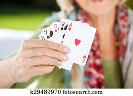 senior kvinde, viser, spille cards