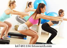 grupo, de, pessoas sorridentes, fazendo, aeróbica