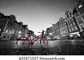 vindima, vermelho, bicicleta, ligado, cobblestone, histórico, cidade velha, em, rain., wroclaw, poland. vindima, vermelho, bicicleta, ligado, cobblestone, histórico, cidade velha, em, rain., wroclaw, poland.