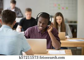 afrikanischer amerikaner, beraten, klient, gebrauchend, radio, kopfhörer