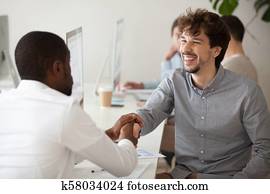 negro, solicitante, apretón de manos, sonriente, caucásico, empleador, dar gracias