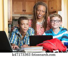 mãe, com, filho, e, amigo, fazendo, dever casa