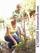 mãe, e, adolescente, filho, relaxante, em, jardim