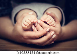 pequeno, pés bebê, em, mãe, hands., puericultura, sentimento, cofre, protect.