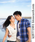 feliz, pareja joven, ambulante, en la playa