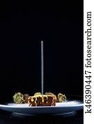 chocolate, pote, brownie, com, cacao, feijões, e, marijuana, broto, -, servido, ligado, um, prato branco