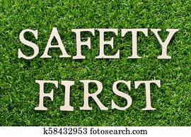hout, alfabet, in, woord, veiligheid eerst, op, kunstmatig, groen gras, achtergrond