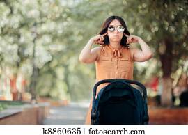 מיואש, אמא, לכסות אוזניים, בזמן, תינוק, בוכה, ב, טייל