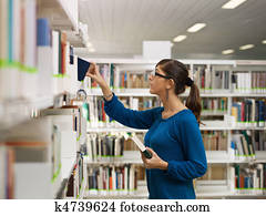 menina, escolher, livro, em, biblioteca