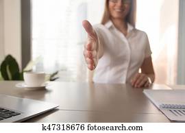 mujer de negocios, bienvenidas, socio, en, reunión negocio