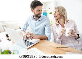 alegre, joven, socios de negocio, trabajando, en, cooperación