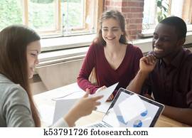 agente inmobiliario, o, consejero financiero, el consultar, joven, multi-et