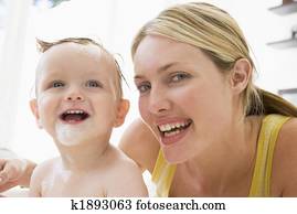 mor, ge sig, baby, luftbubbla bada, le